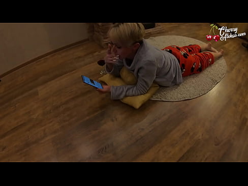 ❤️ 미친 금발 빠는 거대한 거시기 빠는과 그것에 튀는 항문 섹스 ❌ 포르노 우리