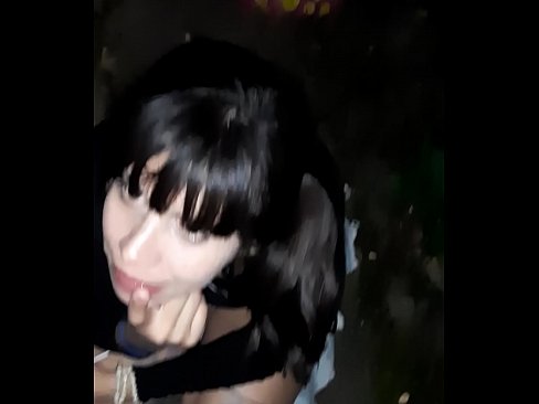 ❤️ 거리에서 사탕과 교환으로 부어오른 페니스 ❌ 포르노 우리